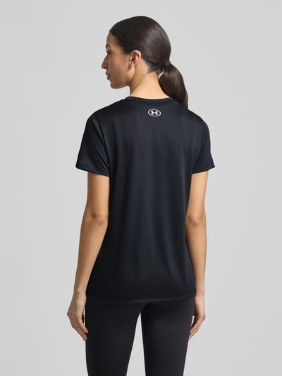 Vrouwenmodel draagt Funktionsshirt mit Rundhalsausschnitt und Logo van Under Armour, regular fit, ronde hals, logodetail, ruglengte maat S 61 cm, volledig zwart, gladde textuur, Ganzkörperansicht Rückansicht.