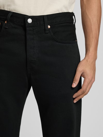 Männermodel trägt Wide Leg Fit Jeans Modell '501®' von Levi's®, schwarze Reine Baumwolle, 5-Pocket-Design, Nahaufnahme Oberkörper.
