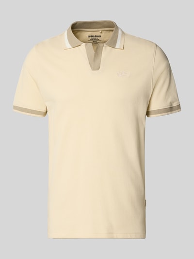 Produktfoto, Regular Fit Poloshirt mit Label-Stitching Modell 'EVO' von Blend, Reine Baumwolle, V-Ausschnitt, beige mit hellbraunen Akzenten