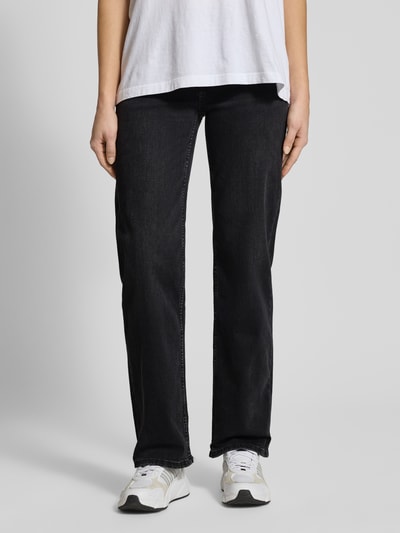 Frauenmodel trägt Straight Fit Jeans im 5-Pocket-Design von Review aus elastischem Baumwoll-Mix in Schwarz, Ganzkörperansicht von vorne.