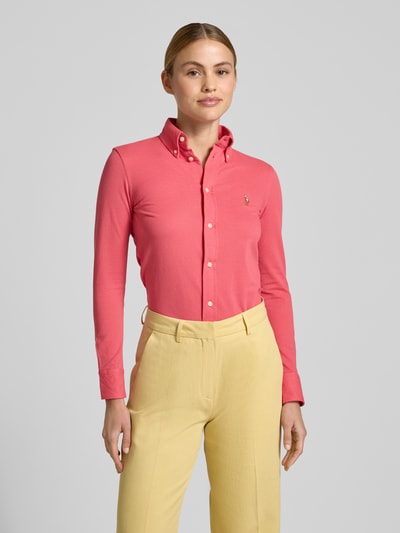 Frauenmodel trägt Regular Fit Hemdbluse aus reiner Baumwolle von Polo Ralph Lauren, Optik: Unifarben, Langarm, Logo-Stitching, Oxford, Ganzkörperansicht von vorne.