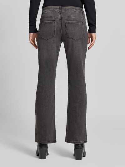 Frauenmodel trägt Bootcut Fit Jeans aus elastischem Baumwoll-Mix von Christian Berg Woman, 5-Pocket-Design, Ganzkörperansicht Rückansicht.
