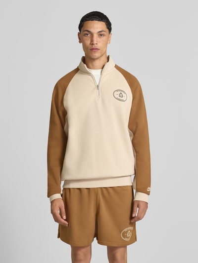 Mannenmodel draagt Relaxed Fit Sweatshirt aus Baumwoll-Mix van Nike in beige en bruin, zachte stof, Ganzkörperansicht van voren. Heren sweatshirt