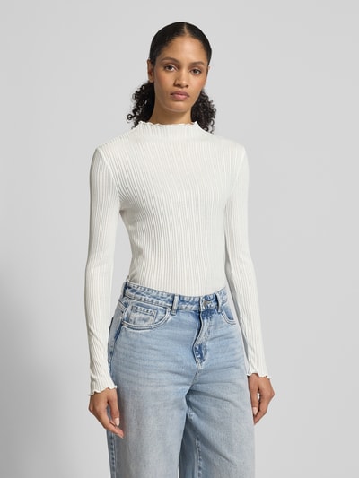 Modelka kobieca ma na sobie Longsleeve mit Stehkragen Modell 'Sivi' od OPUS, biały, w prążki, krój slim fit, materiał z mieszanki wiskozy, muszlowe wykończenie, długość pleców w rozmiarze 36: 60 cm, widok całej sylwetki z przodu.