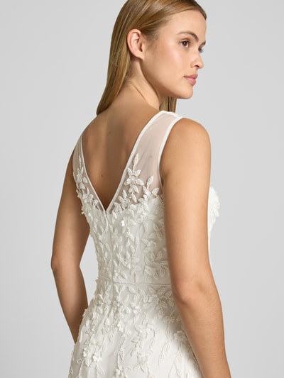 Frauenmodel trägt Maxikleid mit Perlen und V-Ausschnitt von Adrianna Papell aus Mesh im Allover-Look in Weiß, Nahaufnahme Oberkörper. Rückenlänge bei Größe 36: 132 cm, Brustweite bei Größe 36: 37 cm, A-Linie.