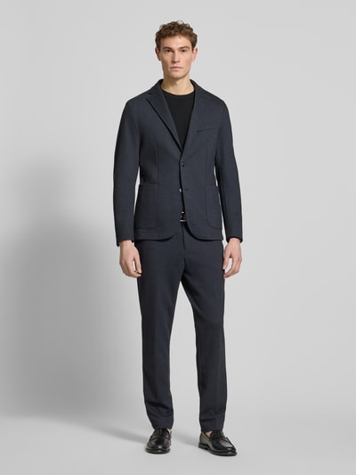 Männermodel trägt Slim Fit Sakko mit Viskose-Anteil Modell 'P-HANRY-J-WG-PK-261F' von BOSS in Dunkelblau, Ganzkörperansicht von vorne.