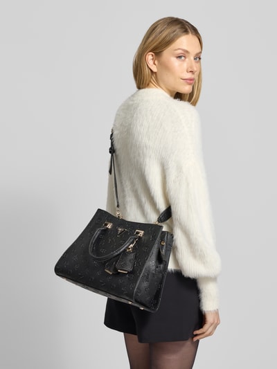 Frauenmodel trägt schwarze Handtasche mit Logo-Muster Modell 'CRESIDIA II SOCIETY SATCH' von Guess, Hauptfach mit Reißverschluss, Ganzkörperansicht Rückansicht