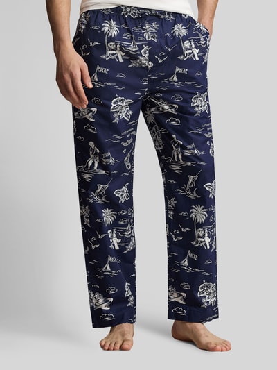 Männermodel trägt Comfort Fit Pyjama-Hose aus reiner Baumwolle Modell 'PJ PANT-SLEEP-BOTTOM' von Polo Ralph Lauren Underwear, Optik:Allover-Muster, Tunnelzug, Bundabschluss: elastisch, seitliche Eingrifftaschen, Nahaufnahme Unterkörper