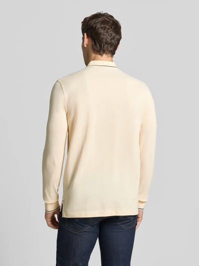 Männermodel trägt Slim Fit Poloshirt mit Reißverschluss van Christian Berg Men in crème, puur katoen, shirt met lange mouwen, ruglengte maat M 75 cm, ganzkörperansicht rückansicht.