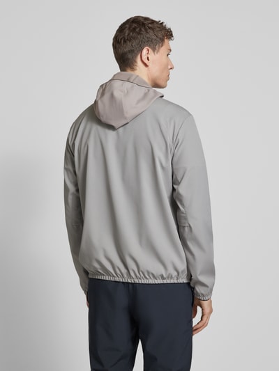 Männermodel trägt Regular Fit Softshell-Jacke mit Kapuze Modell 'LW_Cruiselite' von BOSS Green in Grau, Rückansicht, Ganzkörperansicht Rückansicht