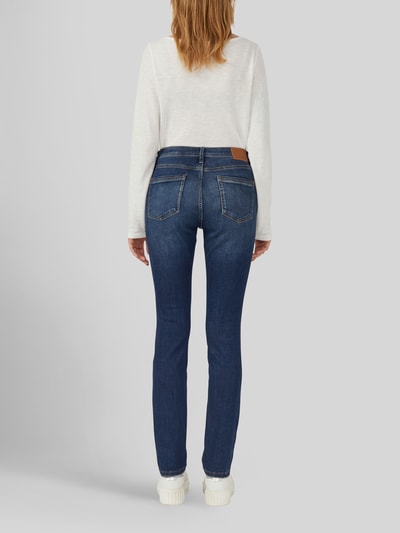 Frauenmodel trägt Slim Fit Jeans aus Baumwoll-Mix Modell 'BETSY SLIM' von s.Oliver RED LABEL in Dunkelblau, glatte Struktur, Ganzkörperansicht Rückansicht, Damen Skinny Fit Jeans von s.Oliver RED LABEL.