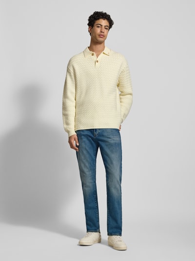 Männermodel trägt Regular Tapered Fit Jeans im Used Look Modell '3301' von G-Star, Baumwoll-Elasthan-Mix, Eingrifftaschen, Ganzkörperansicht von vorne.