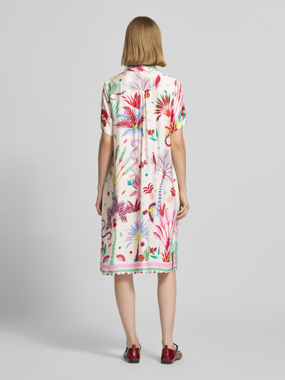 Frauenmodel trägt Knielanges Hemdblusenkleid aus Viskose mit Knopfleiste von Milano Italy, bunter Print, Loose-Fit, Knielänge, Hemdblusenkragen, Rückenlänge 97 cm, Brustweite 52 cm, Ärmellänge 25 cm, Ganzkörperansicht Rückansicht.
