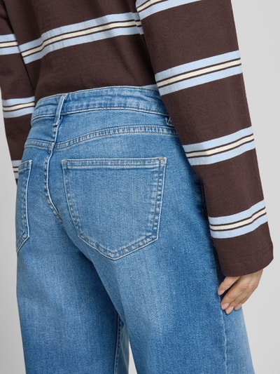 Frauenmodel trägt Wide Leg Jeans aus Baumwoll-Mix Modell 'JUDY' von Only in Unifarbe Blau mit Label Stitching, Detailaufnahme Rückansicht.