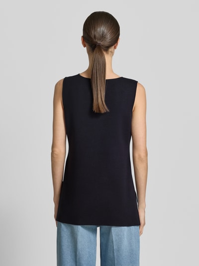 Frauenmodel trägt Stricktop aus Viskose-Mix mit Rundhalsausschnitt von Comma, gerader Schnitt, verlängerter Rücken, dunkelblau, Ganzkörperansicht Rückansicht.