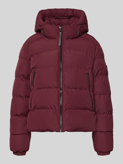 Produktfoto, Regular Fit Jacke in Stepp-Optik von Superdry in Dunkelrot mit Kapuze, Reißverschluss und glatter Oberfläche, Damenmodell