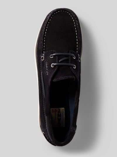 Produktfoto, Bootsschuhe mit Label-Stitching Modell 'Yardport' von Gant aus beschichtetem Leder in Dunkelblau, strukturierte Sohle, abgerundete Form, weiße Nähte, Schnürung, Oberansicht.