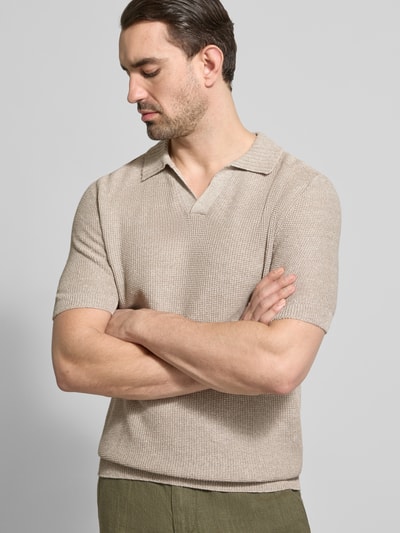 Männermodel trägt Slim Fit Poloshirt mit V-Ausschnitt von GRAN SASSO aus Flachs-Baumwoll-Mix in Beige, Nahaufnahme Oberkörper. Rückenlänge bei Größe 50: 68 cm.