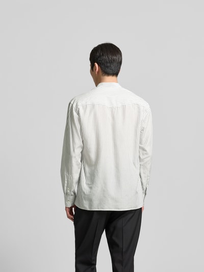 Männermodel trägt Freizeithemd aus Lyocell-Mix von Officine Générale in Weiß mit feinen Streifen, Regular Fit, Rückenansicht, Ganzkörperansicht.