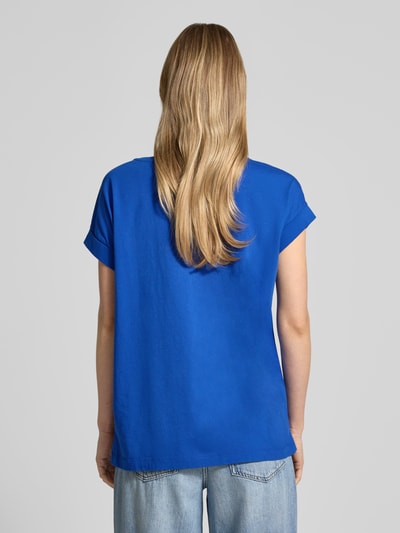 Vrouwenmodel draagt Loose Fit T-Shirt uit puur katoen model 'IDAARA' van Armedangels, look: effen, fijnrib, logostitching, ronde hals, korte mouw, mouwboord, rugaanzicht, Ganzkörperansicht Rückansicht.