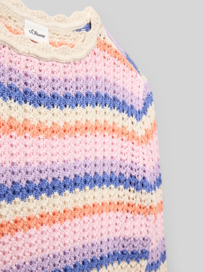 Mädchen trägt Regular Fit Pullover aus Baumwoll-Mix von s.Oliver RED LABEL, Strickoptik, gestreift in Pastelltönen, Nahaufnahme Oberkörper.