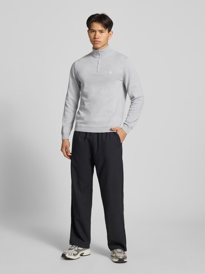 Męski model nosi Troyer mit Logo-Stitching und kurzem Reißverschluss od REVIEW, bawełniany mix, krój modern fit, jasnoszary, całkowity widok z przodu.