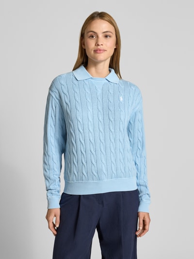 Frauenmodel trägt Regular Fit Pullover mit Polokragen von Polo Ralph Lauren in Optik: Unifarben, Zopfstrick-Muster, reine Baumwolle, Logo-Stitching, Ganzkörperansicht von vorne.