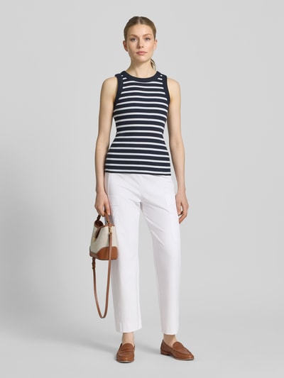 Frauenmodel trägt Hose mit aufgesetzten Taschen und elastischem Bund von Marc Cain in Weiß, Baumwoll-Mix, Relaxed Fit, Ganzkörperansicht von vorne.