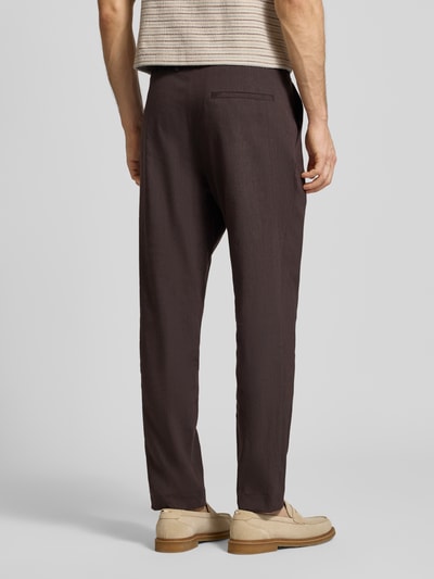 Männermodel trägt Tapered Leinenhose mit Tunnelzug innen Modell 'P-PERIN-RDS-WG-262' von BOSS, unifarben, Struktur, Ganzkörperansicht Rückansicht