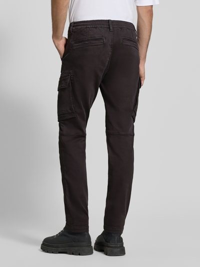 Männermodel trägt dunkle Cargohose mit Pattentaschen Modell 'EXPEDIZOR' von PME Legend, Skinny Fit, Ganzkörperansicht Rückansicht.