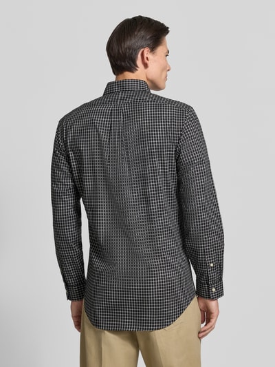 Männermodel trägt Custom Fit Freizeithemd aus reiner Baumwolle von Polo Ralph Lauren, schwarz-weiß kariert, Ganzkörperansicht Rückansicht.