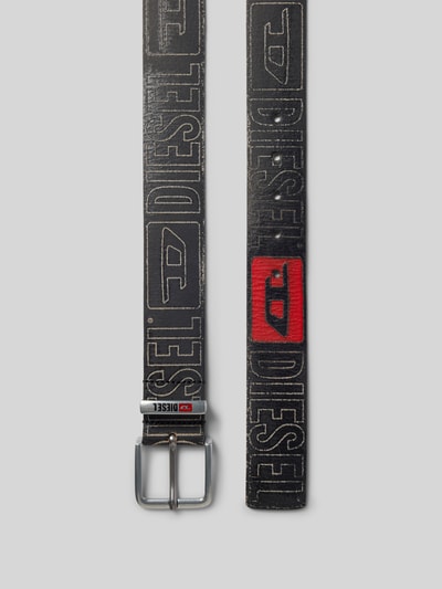 Produktfoto, Ledergürtel aus echtem Leder von Diesel, schwarzes Rindsleder mit Used-Look, Label-Prints, silberne Dornschließe, 4 cm breit