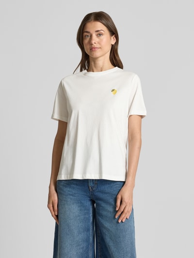 Frauenmodel trägt Damen T-Shirt mit Rundhalsausschnitt Modell 'SYBILLA' von Vila aus Reine Baumwolle, Regular-Fit, Stitching, Ganzkörperansicht von vorne.