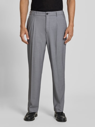 Männermodel trägt Straight Fit Hose mit Viskose-Anteil von MCNEAL in Grau, Elastischer-Material-Mix, Bundfalten, Vorderansicht Ganzkörperansicht.
