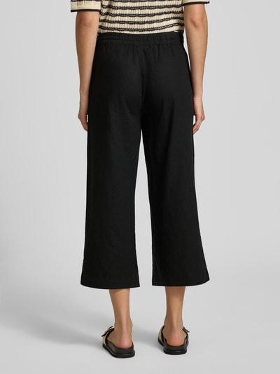 Frauenmodel trägt Wide Leg Pants mit elastischem Bund Modell 'Lava' von FREE/QUENT in Schwarz, Leinen-Viskose-Mix, Rückansicht Ganzkörperansicht.
