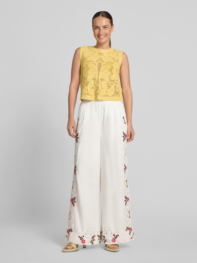 Frauenmodel trägt Regular Fit Weite Hose aus reiner Baumwolle Modell 'JANAI' von Essentiel Antwerp, Damen, weiße Farbe, florale Stickerei, Ganzkörperansicht von vorne.