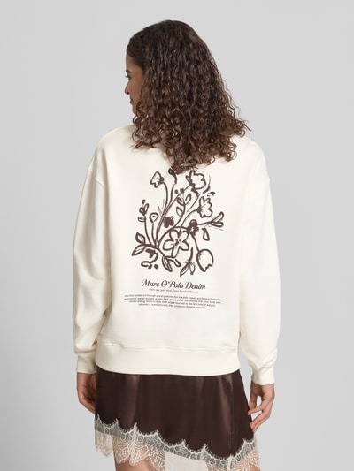 Frauenmodel trägt Relaxed Fit Sweatshirt aus reiner Baumwolle von Marc O'Polo DENIM in Creme mit braunem Blumenprint und Textur-Kontrast, Ganzkörperansicht Rückansicht.