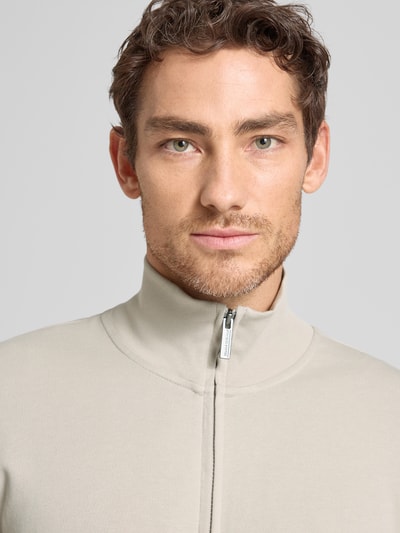 Männermodel trägt Sweatjacke mit Stehkragen und Reißverschluss von Colmar Originals aus Reine Baumwolle, Regular-Fit, Nahaufnahme Oberkörper.
