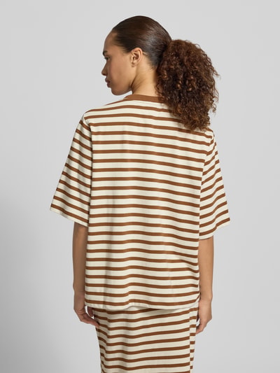 Frauenmodel trägt Oversized T-Shirt mit 1/2-Arm Modell 'FIDELIA' von Soyaconcept, braun-beige gestreift, reine Baumwolle, Rückansicht.