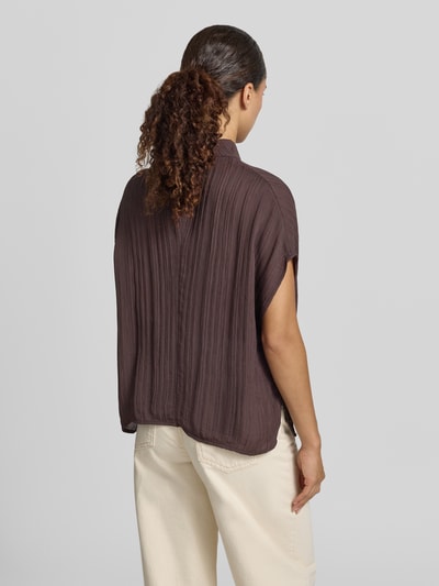 Frauenmodel trägt Regular Fit Bluse aus reiner Viskose Modell 'Lisea' von Someday, braun mit Strukturmuster, kurzärmelig, Rückansicht.