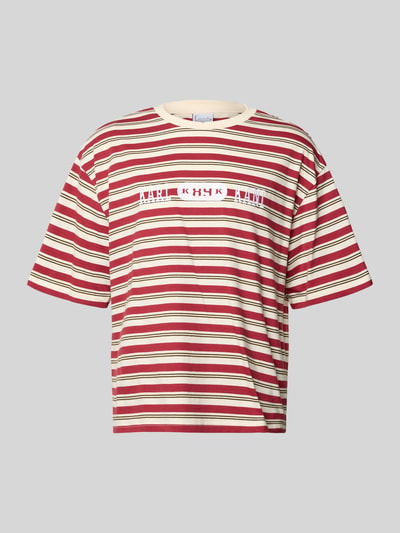 Produktfoto, Relaxed Fit T-Shirt mit Logo-Stitching Modell 'Heritage' von KARL KANI, męski t-shirt, bawełna, krój relaxed fit, okrągły dekolt, długość tyłu w rozmiarze M: 64 cm, czerwone i beżowe paski, gładka tekstura