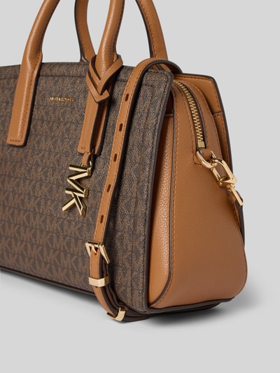 Productfoto, bruin-beige handtas met labelapplicatie, hoofdvak met ritssluiting, draagband, schouderband, model 'LAILA', MICHAEL Michael Kors, breedte maat 1: 29 cm, lengte 19 cm, diepte 10 cm, schouderbandlengte 132 cm, fijne textuur, goudkleurige details