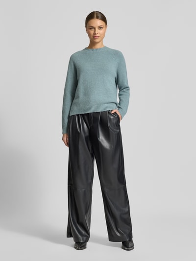 Frauenmodel trägt Regular Fit Strickpullover aus Alpaka-Mix mit Baumwoll-Anteil Modell 'FEBISAN' von BOSS in Uni-Optik, Ganzkörperansicht von vorne.