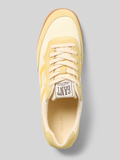 Produktfoto, Sneaker mit Label-Details Modell 'Beylana' von Gant in Gelb und Creme mit abgerundeter Form, Schnürung, strukturierte Sohle, Absatzhöhe 2 cm, Schafthöhe 8 cm, Schaftweite 6 cm.