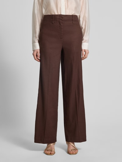 Frauenmodel trägt Straight Fit Leinenhose mit Viskose-Anteil von Stefanel in Braun, leichte Bügelfalten, Eingrifftaschen, Ganzkörperansicht von vorne.