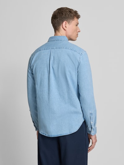 Männermodel trägt Regular Fit Jeanshemd mit Button-Down-Kragen van GAP in lichtblauw katoenmix met stretch, ruglengte 75 cm, schouderbreedte 46 cm, mouwlengte 66 cm, labeldetail en borstzak, ganzlichaamsaanzicht rugaanzicht.