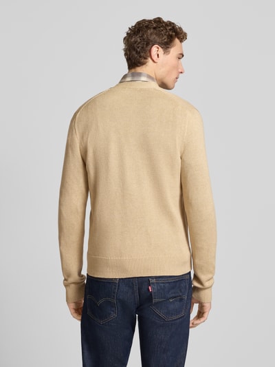 Männermodel trägt Regular Fit Strickjacke aus reiner Baumwolle von Polo Ralph Lauren, beżowy, fason regular, dzianinowy, widok całej sylwetki z tyłu.