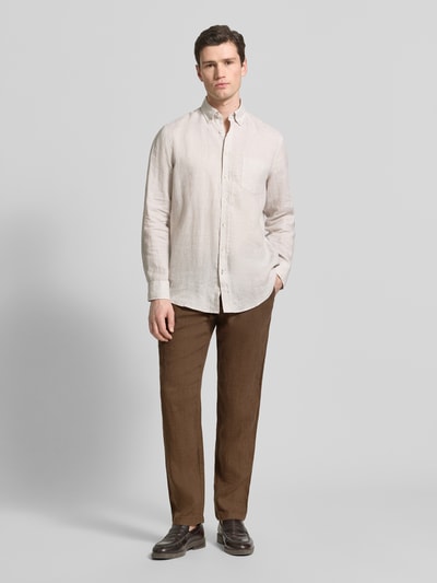 Männermodel trägt Leinenhose mit Schnürung und Gesäßtaschen von MCNEAL, reine Leinen, Regular-Fit, braun, Ganzkörperansicht von vorne.