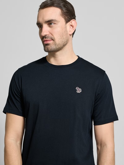 Männermodel trägt Regular Fit T-Shirt mit Rundhalsausschnitt von PAUL SMITH aus Reiner Baumwolle, Stitching, Nahaufnahme Oberkörper. Rückenlänge bei Größe M 69 cm.