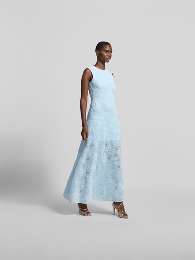 Frauenmodel trägt Maxikleid mit floralen Allover-Details von ROTATE in Hellblau mit Elastischer-Material-Mix, Körpernahe Passform, Rundhalsausschnitt, Ärmelloses-Design, Ganzkörperansicht von vorne.